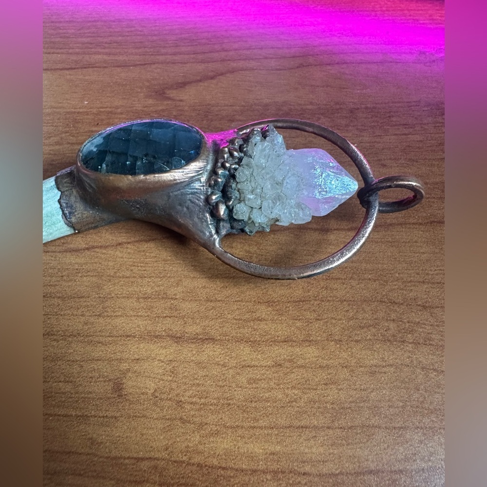 Stunning and Massive Crystal and Labradorite Copper Pendant with genuine antler - Picture 4 of 7